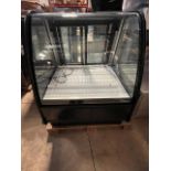 (NEW) Tru Display Case Brand: true Model: TDM-DC-36-GE/GE-B-W No. Series: 8977237 (New functional e