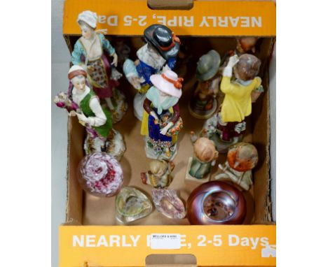 VARIOUS ORNAMENTAL CERAMICS AND GLASS TO INCLUDE A GOEBEL ROBIN AND HUMMEL FIGURES, CAITHNESS PEBBLE, ETC 