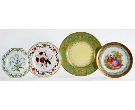 A ROYAL WORCESTER APPLE GREEN GROUND PLATE, RICHLY DECORATED WITH RAISED GILT BORDER, THE FOOTRIM ALSO GILT, 27CM DIAM, GILT 