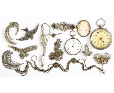 A SMALL COLLECTION OF VINTAGE MARCASITE BROOCHES AND OTHER SILVER JEWELLERY, A WATCH, ANOTHER, ETC