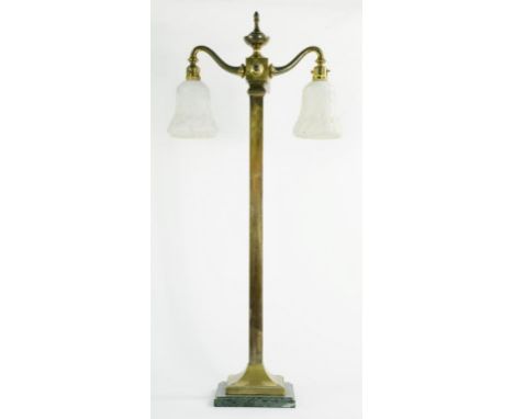 AN EARLY 20TH CENTURY BRASS TWIN LIGHT ELECTRIC READING LAMP, ON FLARED SQUARE FOOT AND SERPENTINE PLINTH, MOULDED OPAL GLASS