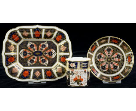 A ROYAL CROWN DERBY BONE CHINA 'OLD IMARI' PATTERN TRINKET DISH AND PAN TRAY, 16CM X 11CM DIAM, PRINTED MARK AND A ROYAL CROW