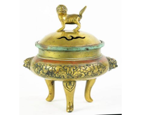 A CHINESE BRONZED TRIPOD VESSEL, THE PIERCED COVER WITH DOG OF FO FINIAL, 17CM H, CIRCA LATE 19TH CENTURY 