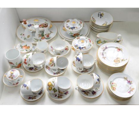 A ROYAL WORCESTER EVESHAM PATTERN TEA AND DINNER SERVICE
