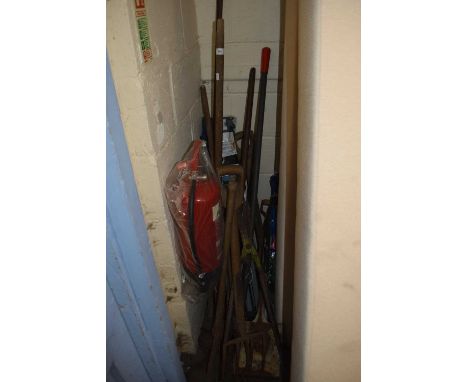 Quantity of various garden tools