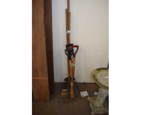 Quantity of garden tools
