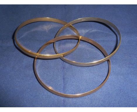 An interlinked 3 hoop yellow metal ‘Russian’ bangle, stamped '750' & '110VR', weight 50gm