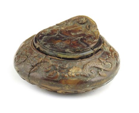  An 17th century carved pearwood snuff box in the manner of Cesar Bagard of Nancy, the lid decorated with a portrait busts, t