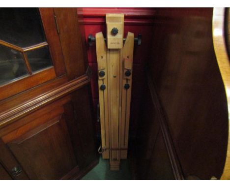 A Reeves beech artist's easel 