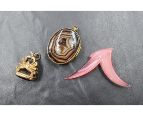 Two pieces of pinchbeck jewellery including a  vintage striped and ringed agate set oval locket and a fob having an oval amet