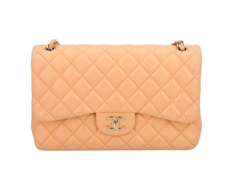 CHANEL Umhängetasche "DOUBLE FLAP BAG JUMBO", Koll. 2010. Akt. NP.: 9:700,-€. Feines Lammleder in Nudefarben mit goldfarbener