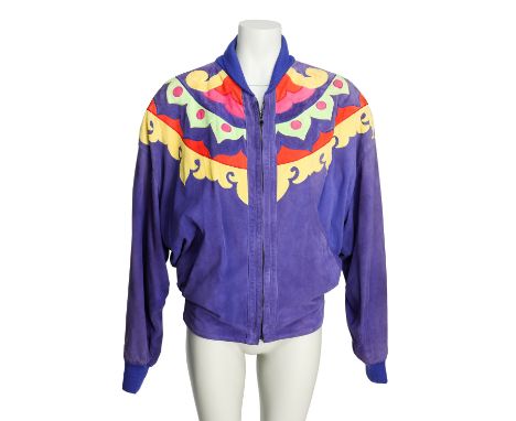 GIANNI VERSACE VINTAGE Jacke, Gr. 48. AUFLÖSUNG EINER SAMMLUNG. Wildleder Modell in Lila mit dekorativen Applikationen an den