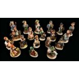Goebel / Hummel Konvolut 19 Figuren Hüte Trachten, bis zu 14cm hoch, tlw älter