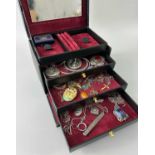 Antikschmuck Konvolut, viele Teile in Silber und andere Materialien, in großer Schmuckschatulle