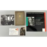 Albert Schweitzer (1875-1965) Memorabilia, darunter signierte Postkarte aus Gunsbach, Buch, Bilder