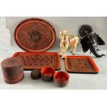 Asiatika Konvolut Rotlack Umkreis Burma, Holz Elefant Ganesha u Pferd Umkreis Indien, 9 Positionen