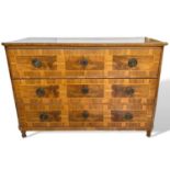 Kommode Nußbaum 18. oder 19. Jahrhundert wohl Barock / Louis XVI., ca. 124cm breit