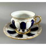 Meissen Schwertermarke, Prunkgedeck X Form, Tasse mit Untersetzer, wohl Pfeiferzeit