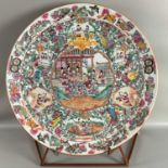 Asiatika China, monumentaler Teller / Schale, Famille-Rose-Dekor, ca. 62cm Durchmesser, ca. 8,7kg