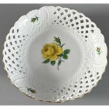 Meissen Schwertermarke Schale gelbe Rose Form 54901 Durchbruchschale
