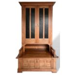 Jugendstil Aufsatz Vitrine mit Truhenbank, Truhenschrank, helle Eiche