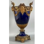 Amphore Henkelpokal Umkreis Sèvres im Louis XVI Stil, 19. Jhdt. , unterhalb bezeichnet