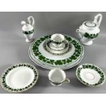 Meissen Schwertermarke, 10 Teile Weinlaub, darunter Kanne, Tassen und Servierplatte, wohl Knaufzeit