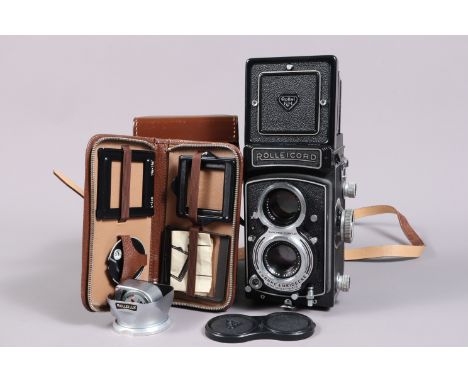 A Rolleicord Vb TLR Camera, type I, serial no 2640737, shutter working, body G-VG, some paint scratches to back with Schneide