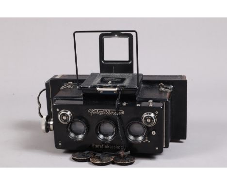 A Voigtländer 6 x 13 Stereflextoskop Stereo Plate Camera, three lens stereo reflex, circa 1930, serial no 81094, body VG, Ste