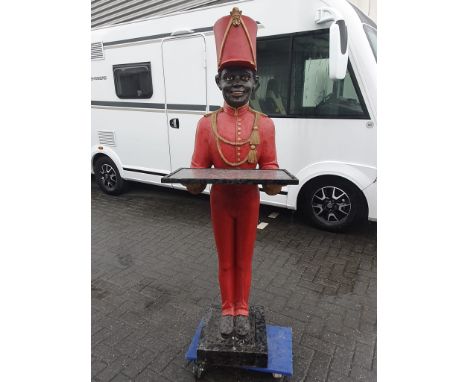 Lifesize wooden butler statue with tray. The rim of the hat has light damage on one side. Size: 175 x 55 x 65. Condition: Goo