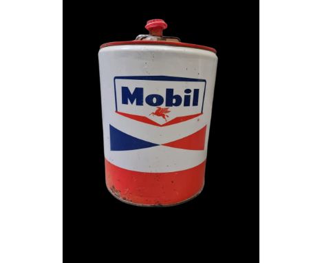 Original, vintage Mobil oil can. Size: 40 x 28 x 28 cm. Condition: Good. Location: The Netherlands, Tilburg.