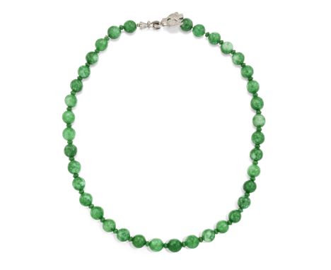 A JADE BEAD NECKLACE WITH DIAMOND AND EMERALD DRAGON HEAD CLASP, the round jade beads, approx. 10mm diameter, with small jade