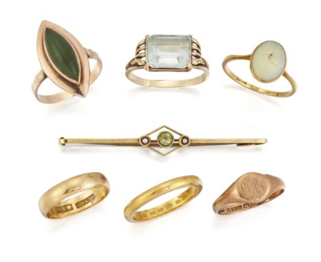 A QUANTITY OF MIXED GOLD JEWELLERY, to include an 18ct opal ring (a/f), (2.5g); a 22ct wedding band, (6g);a 9ct signet ring, 