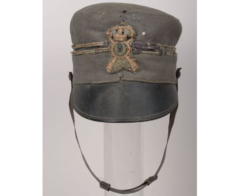 Rare WW1 Italian Infantry Cap, being a model 1909 cap with embroidered cap insignia to the front. Leather peak and thick chin
