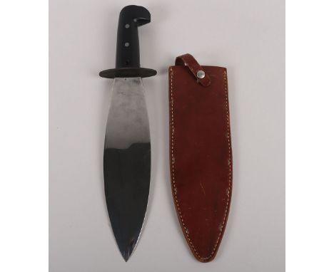 WW2 American OSS Smatchet Fighting Knife, being a heavy knife with 28cms blade, black plastic two piece handle. Housed in its