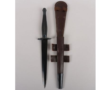 WW2 British 2nd Pattern Fairbairn Sykes FS Commando Knife, retaining all of its original blueing. Stamped B2 to the oval cros
