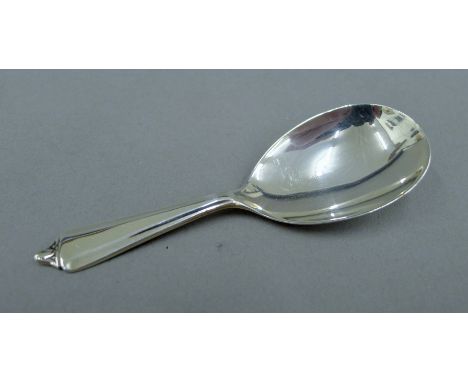A silver caddy spoon. 9.5 cm long. 16.3 grammes.