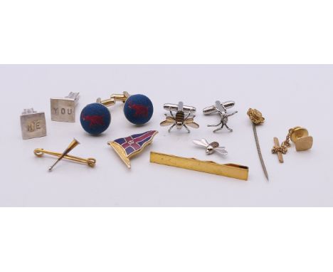 A quantity of various cufflinks, a hunting horn form brooch, etc. Hunting horn brooch 3 cm wide.