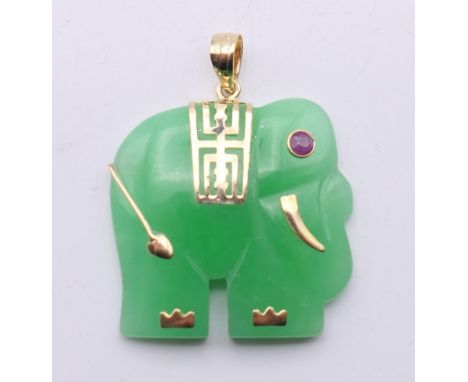 A 14 K gold mounted jade pendant formed as an elephant. 2.5 cm wide. 