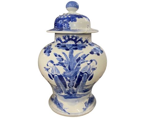 Chinese vase and cover with blue and white designs in Kangxi style, 4 character mark to base, 32cm high