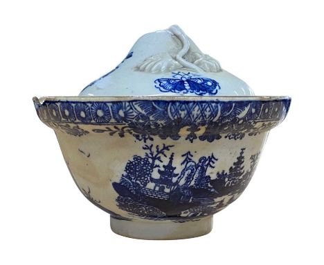 Lowestoft porcelain sucrier and cover printed in blue with a pagoda, (a/f)