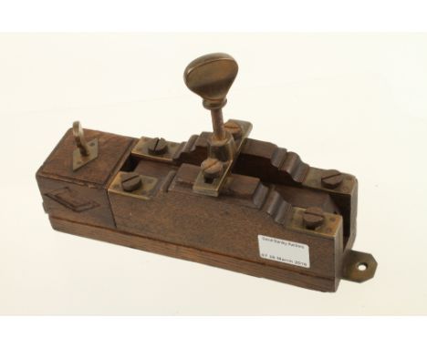 A craftsman made oak sash dowelling box with brass fittings G