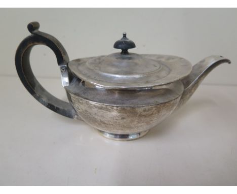 A silver teapot London 1909/10 Daniel and John Wellby - Length 22cm - Approx weight 15.3 troy oz - some general wear, small d