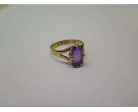 A hallmarked 22ct yellow gold amethyst ring size R - approx weight 3.6 grams - head approx 9mm x 5mm - in generally good cond