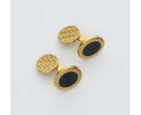 Paar Manschettenknöpfe mit Onyx18 kt Gold. Runde Form mit strukturierter Oberfläche, gefasst mit runden Platten aus Onyx mit 