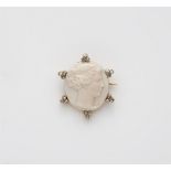 Kameenbrosche mit Diamanten
