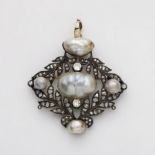 Diamantbrosche mit Barockperlen