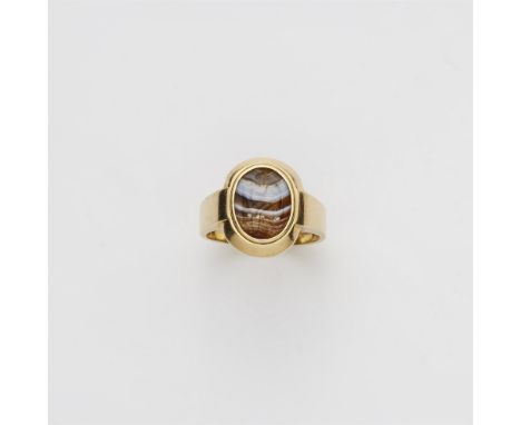 Ring mit etruskischer Gemme18 kt Gelbgold. Ovaler Ringkopf gefasst mit einem braun-weiß gebänderten Achat (ca. 12,3 x 9,2 mm)