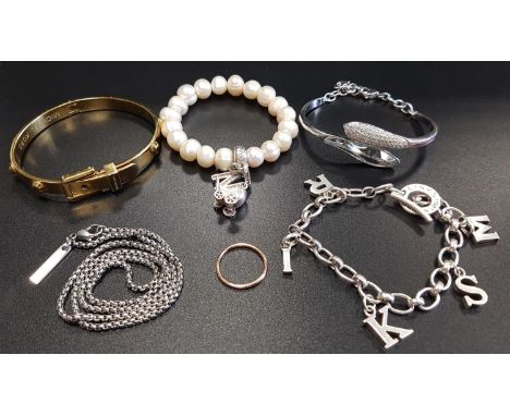 SELECTION OF FASHION JEWELLERY comprising a Michael Kors gold coloured buckle bangle; a Thomas Sabo pearl bracelet with two c