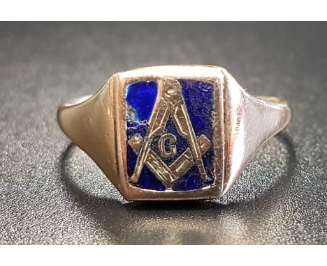 MASONIC UNMARKED GOLD RINGwith blue enamel compass decorated panel, approximately 5.1 grams 